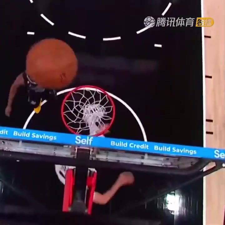 罕見一幕！努爾基奇拋投 球神奇停在籃板上沿 看呆凱爾登?。ㄅ瑺柣婕\）