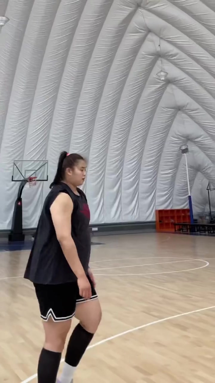 嚯，好魁梧！大寶貝劉禹彤背打你，你能頂住嗎？